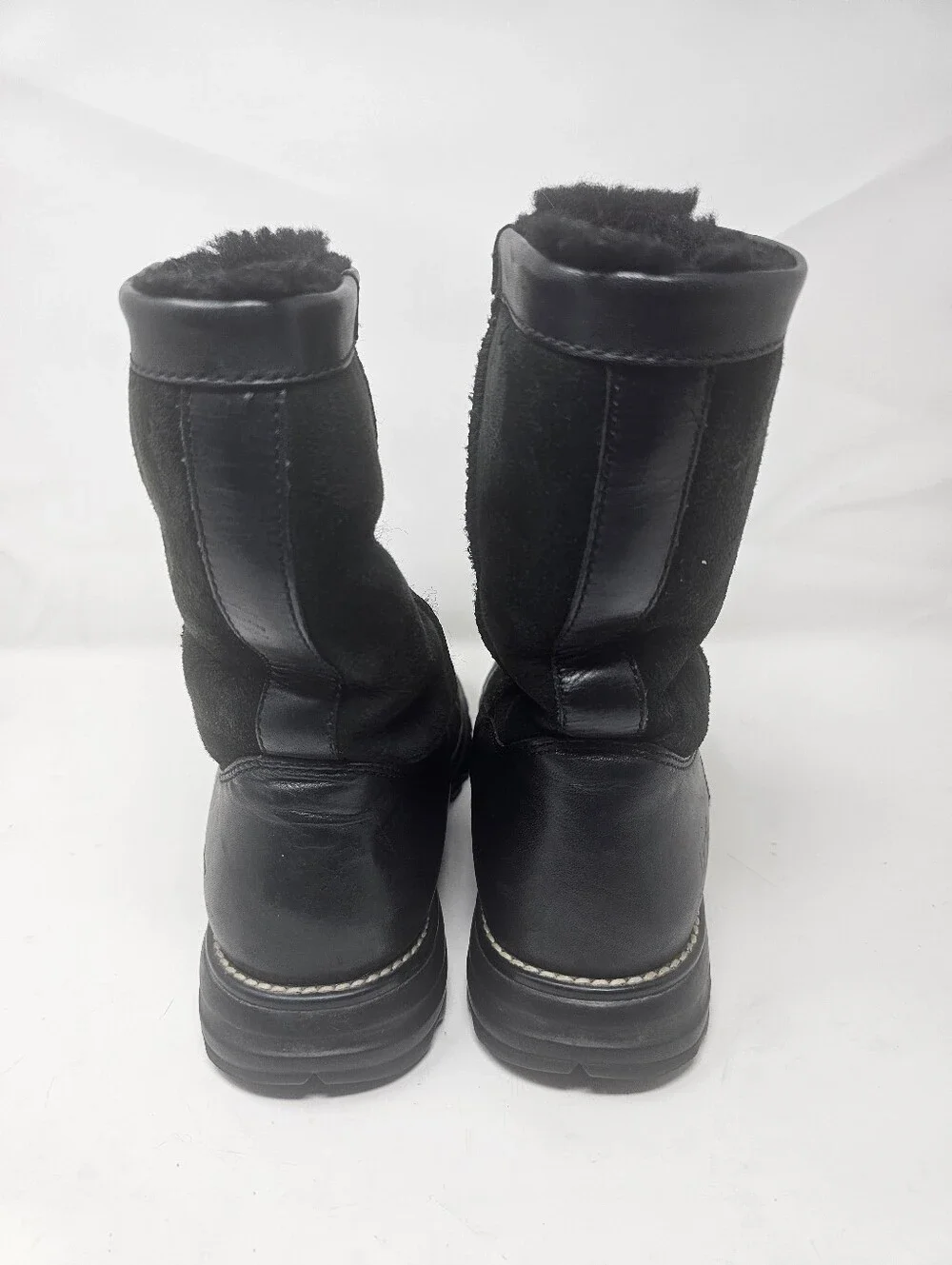 UGG Brooks Women's Black Leather Short Boot Size 9 S/N 5381